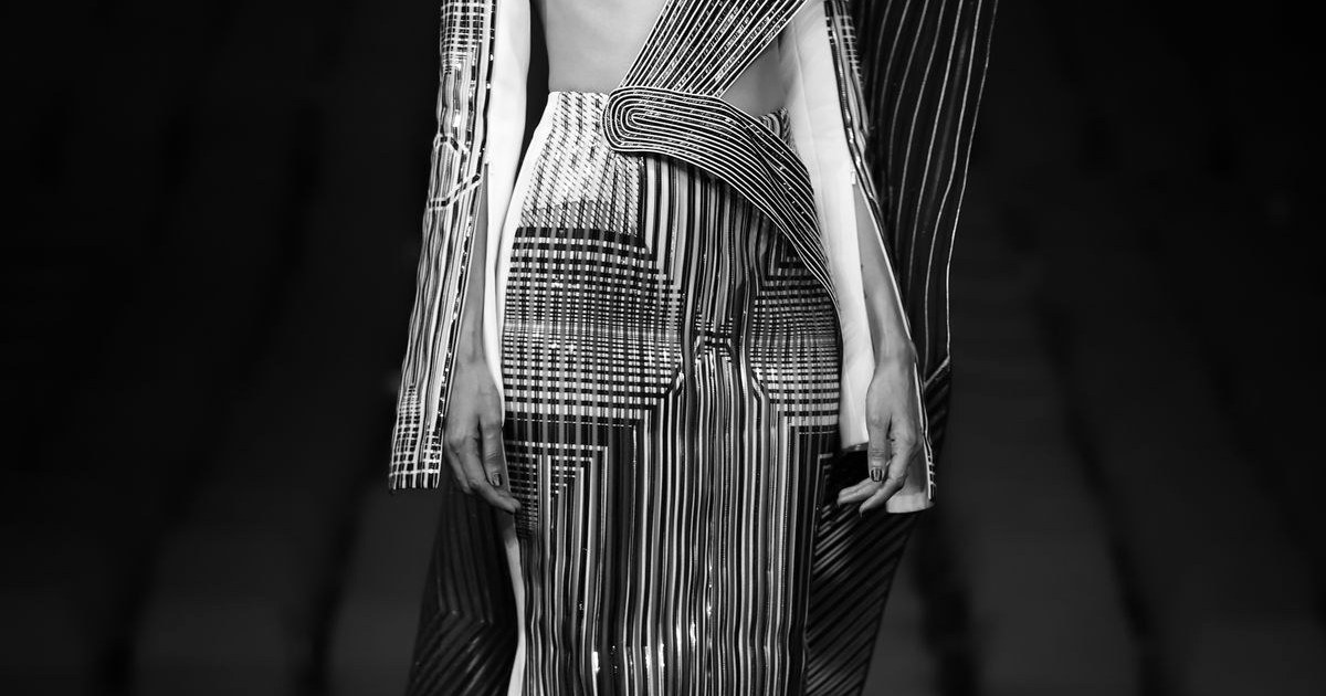 Silhouette haute couture sur le podium d'un défilé, photographie noir et blanc